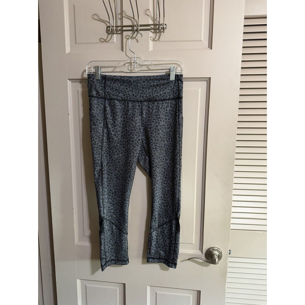 Women’s Lululemon 3/4 Athletic Leggings Size 6 Small Black Pattern